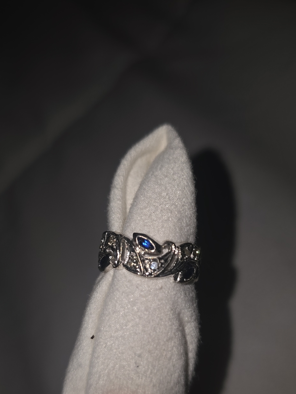 Vintage White Gold Leaf Band Ring with Blue Accent